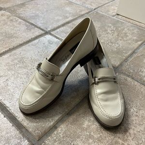Everyday comfort cream loafers 6.5M, some scuffs on inside ankle pictured